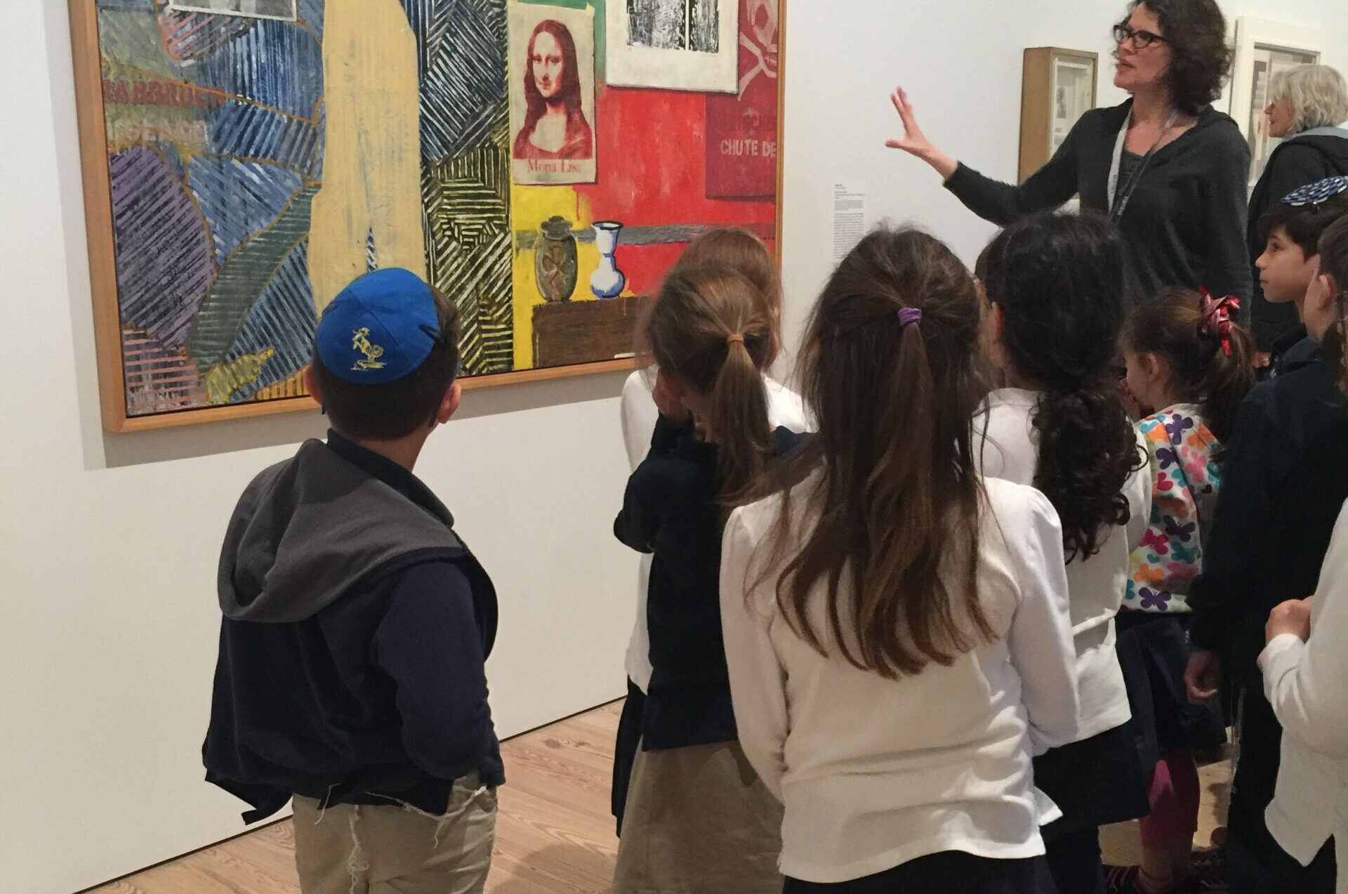 Kids im Museum vor Bild mit Lehrerin
